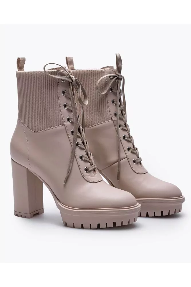 Gianvito Rossi Bottines couleur nude en cuir avec lacets elastiques et semelle crantee pour femme